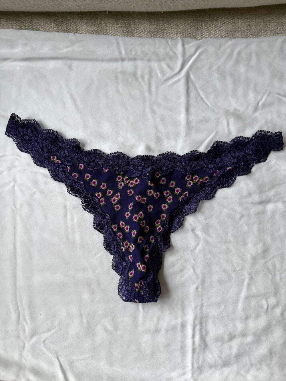 NWOT Daisy Fuentes Purple Floral Lace Thong Panty – Size L